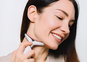 Daily Facial Massage: How EMS Helps with Anti-Aging and Skin Tightening